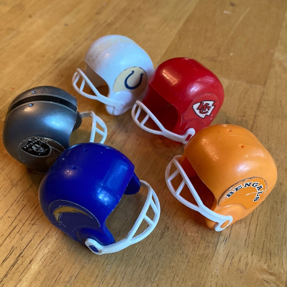 VINTAGE MINI GUMBALL FOOTBALL HELMET OPI EXCELL.